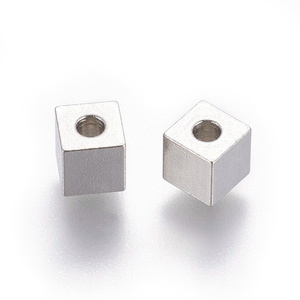 Kostka Przekładka Stal Chirurgiczna 8x8mm otwór 4mm